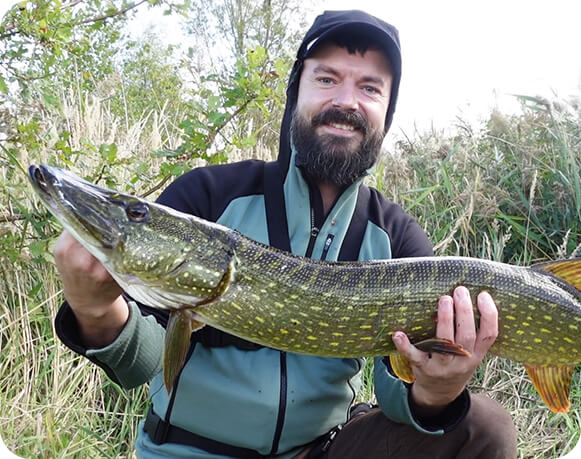 Angler mit Hecht